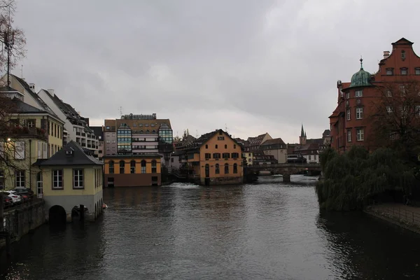 Traditionella Alsatiska Timmerhus Vid Floden Ill Petite Frankrike Strasbourg Frankrike — Stockfoto