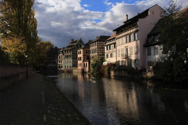 Traditionella Alsatiska Timmerhus Vid Floden Ill Petite Frankrike Strasbourg Frankrike — Stockfoto