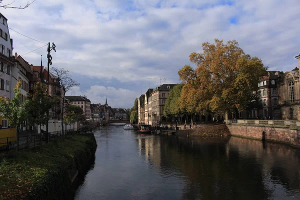 Traditionella Alsatiska Timmerhus Vid Floden Ill Petite Frankrike Strasbourg Frankrike — Stockfoto