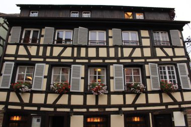 Petite France, Strasbourg, Fransa 'da geleneksel ve renkli Alsas evleriName.