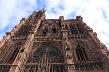 Strasbourg, Strasbourg 'da bulunan Our Lady Katedrali (veya Cathedrale Notre-Dame de Strasbourg Katedrali, Strasbourg Katedrali). Roma Katolik Katedrali 1176-1439 yılları arasında Roma 'da inşa edilmiştir..