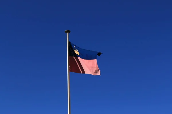 Echte Liechtenstein Nationale Vlag Wapperend Een Vlaggenmast Wind Geïsoleerd Echte — Stockfoto