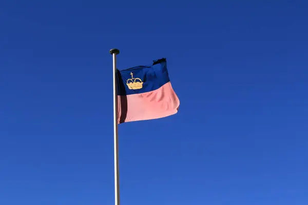 Настоящий Национальный Флаг Лихтенштейна Развевающийся Флагштоке Ветру Изолированный Фоне Настоящего — стоковое фото