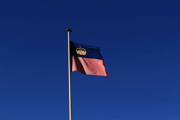 Echte Liechtenstein Nationale Vlag Wapperend Een Vlaggenmast Wind Geïsoleerd Echte — Stockfoto