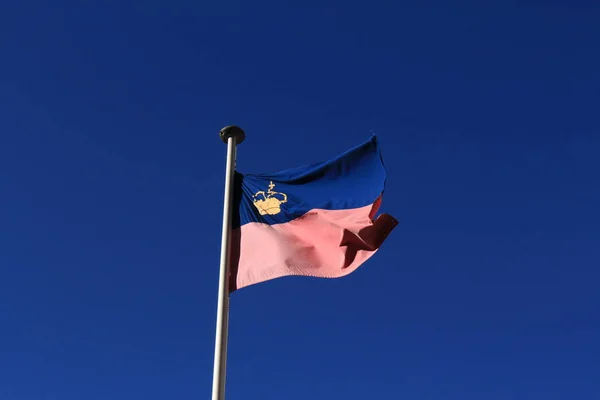 Drapeau National Liechtenstein Flottant Sur Mât Drapeau Dans Vent Isolé — Photo