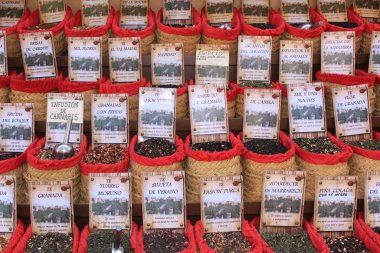 Granada, Endülüs, İspanya - 28 Temmuz 2017: Calle Carcel Baja caddesindeki Ortaçağ dükkanında farklı baharat, bitki ve kurutulmuş meyve koleksiyonu.