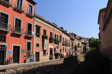 Granada, Endülüs, İspanya - 28 Temmuz 2017: Geleneksel binalarla dolu Carrera del Darro Caddesi manzarası.