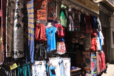 Granada, Endülüs, İspanya - 28 Temmuz 2017: Dükkanları olan San Jeronimo Caddesi manzarası.