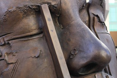 Vaduz, Lihtenştayn - 1 Kasım 2017: Alman heykeltıraş Günther Stilling 'in 2000 yılında Staedtle Caddesi' nde yaptığı bronzdan yapılmış 