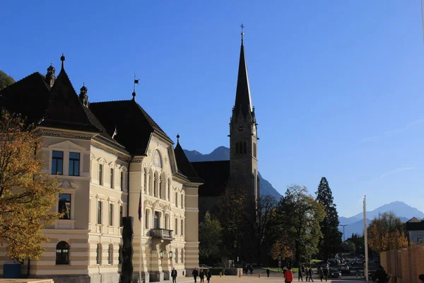 Vaduz Liechtenstein 2017 Liechtensteinhaus Mit Florin Domturm Hintergrund Der Staedtle — Stockfoto