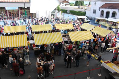 Lustenau, Vorarlberg, Avusturya - 20 Mayıs 2017: Blauer Platz Meydanı 'ndaki Kültür Pazarı (Markt der Kulturen) festivali manzarası.