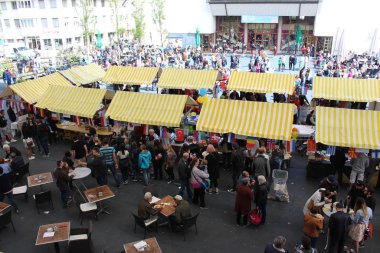 Lustenau, Vorarlberg, Avusturya - 20 Mayıs 2017: Blauer Platz Meydanı 'ndaki Kültür Pazarı (Markt der Kulturen) festivali manzarası.