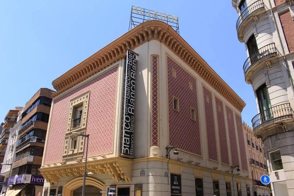 グラナダ アンダルシア スペイン 2017年7月28日 レコギダス通りにカラフルで装飾的な外観の建物 — ストック写真