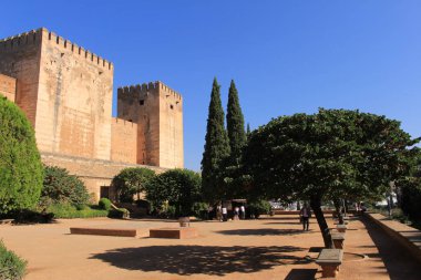 Granada, Endülüs, İspanya - 29 Temmuz 2017: Alhambra Sarayı kompleksindeki Sarnıçların Meydanı (Plaza de los Aljibes).