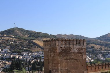 Cubo Kulesi (Torre del Cubo), Granada, Endülüs, İspanya 'daki tarihi Alhambra Sarayı kompleksindeki Alcazaba kalesinin saat ve silah kuleleri..
