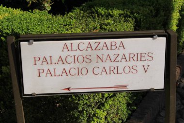 Mermer üzerine oyulmuş bir ok izi turistleri Alhambra Sarayı 'nın ünlü 