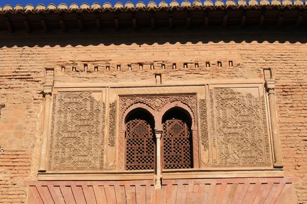 西班牙安达卢西亚格拉纳达Alhambra Palace建筑群的 Wine Gate Puerta Del Vino 历史窗口 内有阿拉伯浮雕 — 图库照片