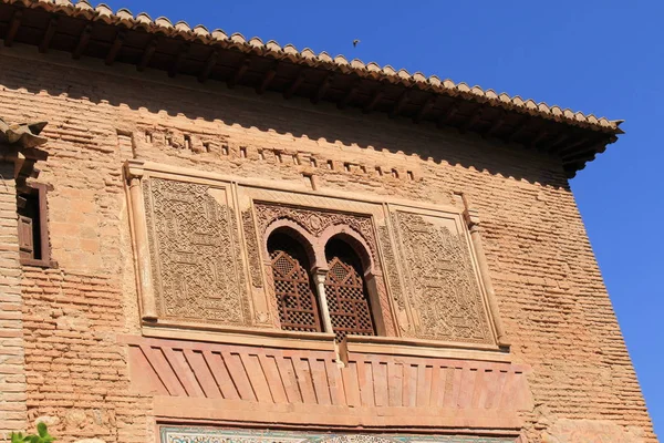 Исторические Окна Винных Ворот Puerta Del Vino Арабскими Рельефами Комплексе — стоковое фото