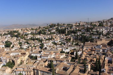 Albaicin şehrinin tarihi Alhambra Sarayı kompleksi olan Granada, Endülüs, İspanya 'daki Cubo Kulesi' nden (Küp Kulesi) alınmış hava görüntüsü.