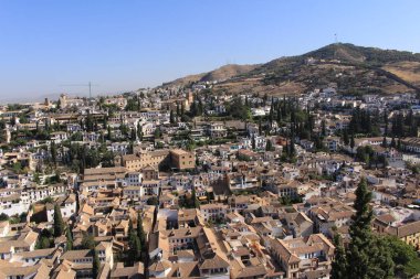 Albaicin şehrinin tarihi Alhambra Sarayı kompleksi olan Granada, Endülüs, İspanya 'daki Cubo Kulesi' nden (Küp Kulesi) alınmış hava görüntüsü.