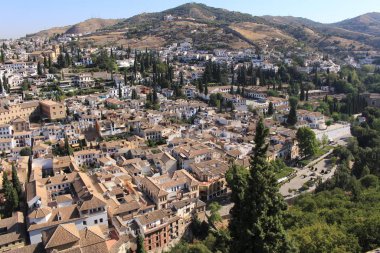Albaicin şehrinin tarihi Alhambra Sarayı kompleksi olan Granada, Endülüs, İspanya 'daki Cubo Kulesi' nden (Küp Kulesi) alınmış hava görüntüsü.