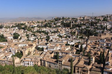 Albaicin şehrinin tarihi Alhambra Sarayı kompleksi olan Granada, Endülüs, İspanya 'daki Cubo Kulesi' nden (Küp Kulesi) alınmış hava görüntüsü.