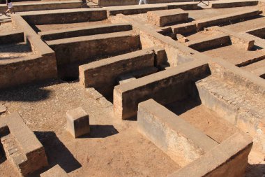 Alcazaba Kalesi 'nin Arms Meydanı (Plaza de Armas) Granada, Endülüs, İspanya' daki tarihi Alhambra Sarayı kompleksi.