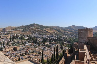 Granada, Endülüs, İspanya - 29 Temmuz 2017: Albaicin şehrinin tarihi Alhambra Sarayı kompleksinin Nöbet Kulesi 'nden (Torre de la Vela) havadan görünüşü.