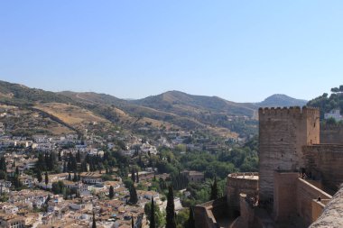 Granada, Endülüs, İspanya - 29 Temmuz 2017: Albaicin şehrinin tarihi Alhambra Sarayı kompleksinin Nöbet Kulesi 'nden (Torre de la Vela) havadan görünüşü.