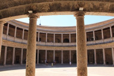 Granada, Endülüs, İspanya - 29 Temmuz 2017: Charles V Palace tarihi Alhambra Sarayı kompleksi.