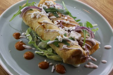 Salata, peynir, mayonez ve ketçaplı nefis tavuk dürümü..