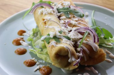 Salata, peynir, mayonez ve ketçaplı nefis tavuk dürümü..