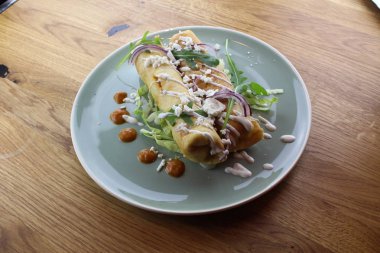 Salata, peynir, mayonez ve ketçaplı nefis tavuk dürümü..