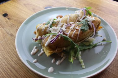 Salata, peynir, mayonez ve ketçaplı nefis tavuk dürümü..