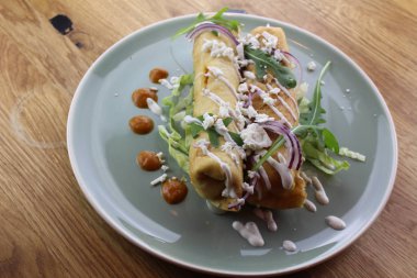 Salata, peynir, mayonez ve ketçaplı nefis tavuk dürümü..