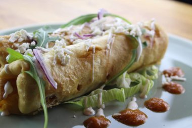 Salata, peynir, mayonez ve ketçaplı nefis tavuk dürümü..