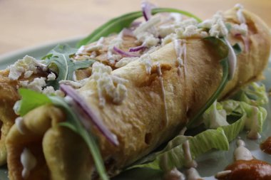 Salata, peynir, mayonez ve ketçaplı nefis tavuk dürümü..