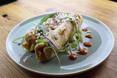 Salata, peynir, mayonez ve ketçaplı nefis tavuk dürümü..