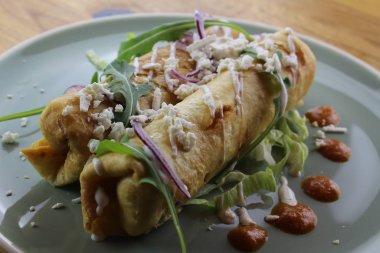 Salata, peynir, mayonez ve ketçaplı nefis tavuk dürümü..