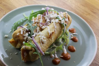 Salata, peynir, mayonez ve ketçaplı nefis tavuk dürümü..