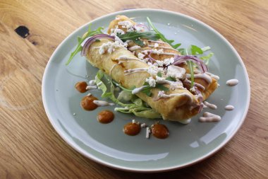 Salata, peynir, mayonez ve ketçaplı nefis tavuk dürümü..