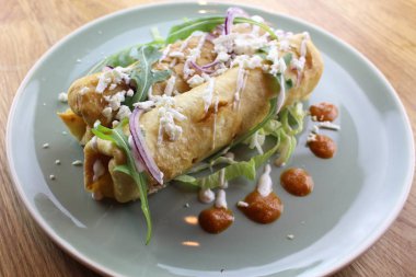 Salata, peynir, mayonez ve ketçaplı nefis tavuk dürümü..