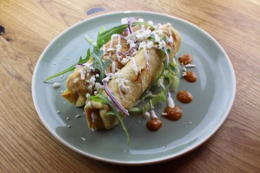 Salata, peynir, mayonez ve ketçaplı nefis tavuk dürümü..