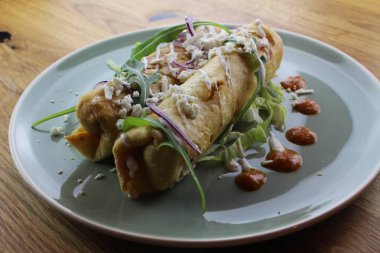 Salata, peynir, mayonez ve ketçaplı nefis tavuk dürümü..