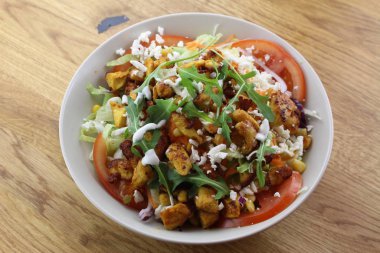 Beyaz tabakta leziz tavuk salatası..