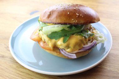 Lezzetli klasik hamburger beyaz tabakta izole edilmiş..