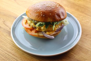 Lezzetli klasik hamburger beyaz tabakta izole edilmiş..