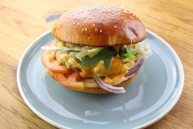 Lezzetli klasik hamburger beyaz tabakta izole edilmiş..