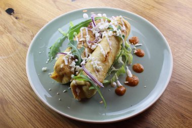 Salata, peynir, mayonez ve ketçaplı nefis tavuk dürümü..