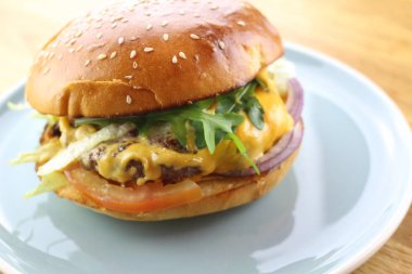 Lezzetli klasik hamburger beyaz tabakta izole edilmiş..